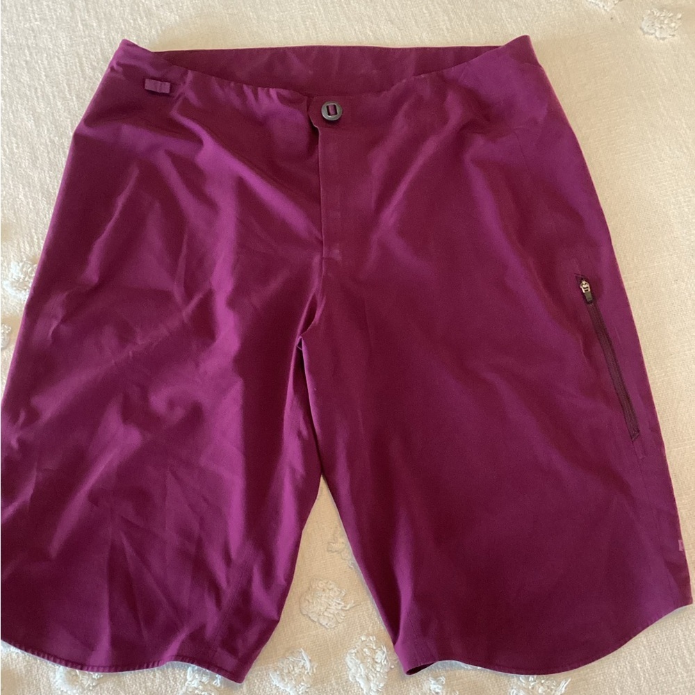 Patagonia Women's Dirt Roamer Bike Shorts -SZ 12
Waist 16.5”
Inseam 11”